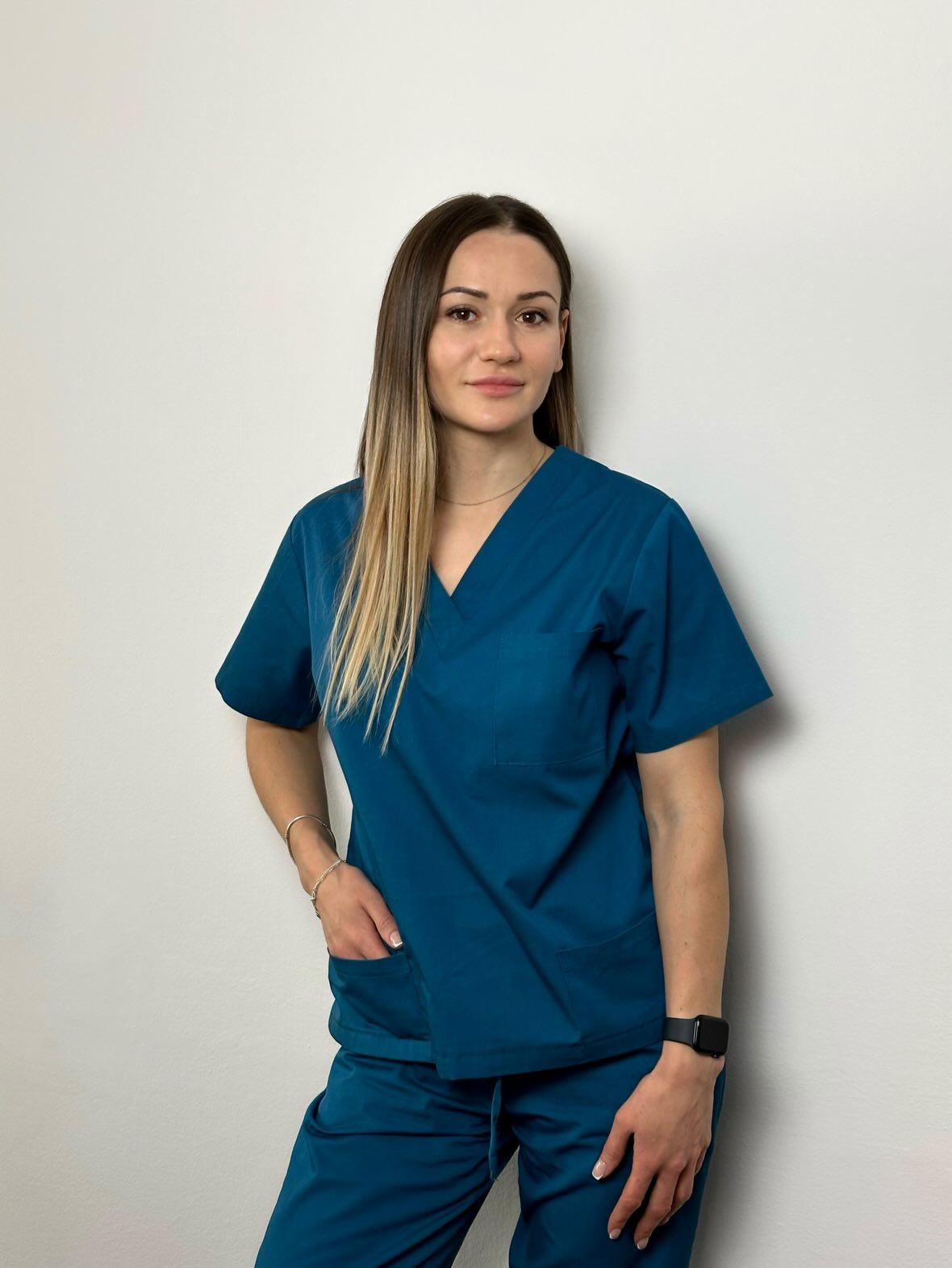 Julia – specjalistka depilacji laserowej w niebieskim stroju zawodowym